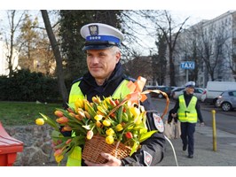 Kwiatek od policji z okazji Dnia Kobiet