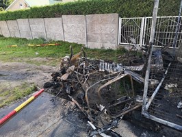 Pożar skuterów. Elektryczne jednoślady spłonęły w Pobierowie