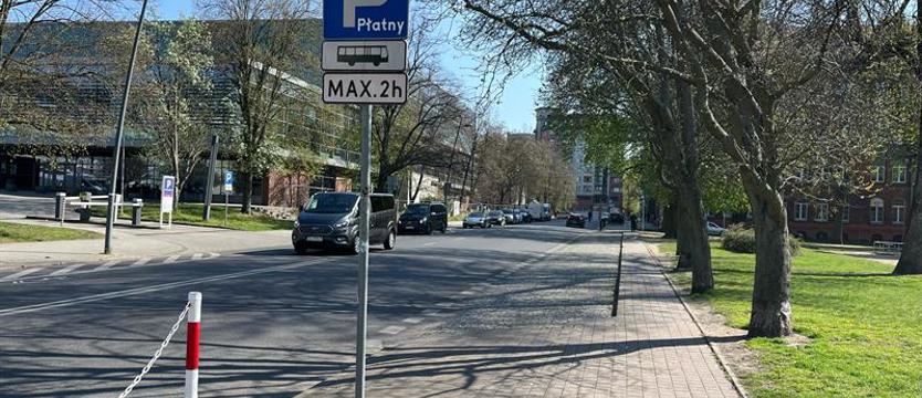 Osobówki parkują w miejscu dla autokarów