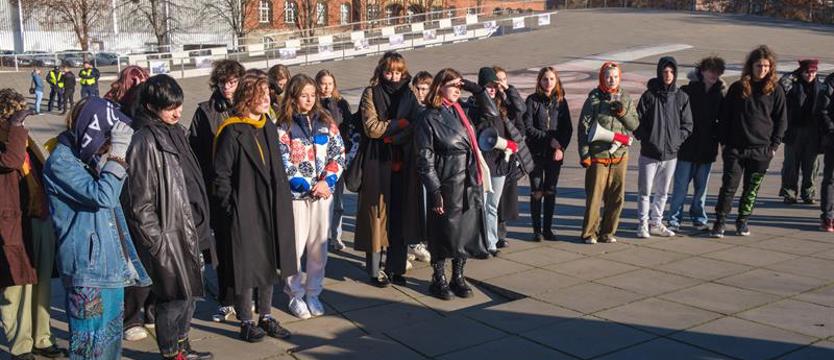 Młodzieżowy Strajk Klimatyczny na pl. Solidarności: "Jeszcze nie wymarła, póki my żyjemy"