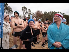 60 minut w wodzie o temperaturze 2 stopni - tyle wytrzymali uczestnicy Winter Challenge w Jeziorze Głębokie