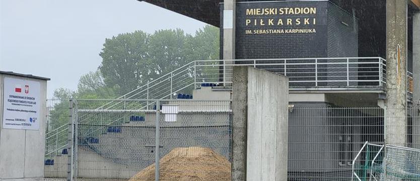 Zeszli z budowy. Kołobrzeski stadion będzie musiał poczekać na dokończenie inwestycji