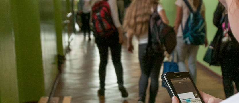 Nowacka: szykujemy przepisy zakazujące używania telefonów komórkowych w podstawówkach