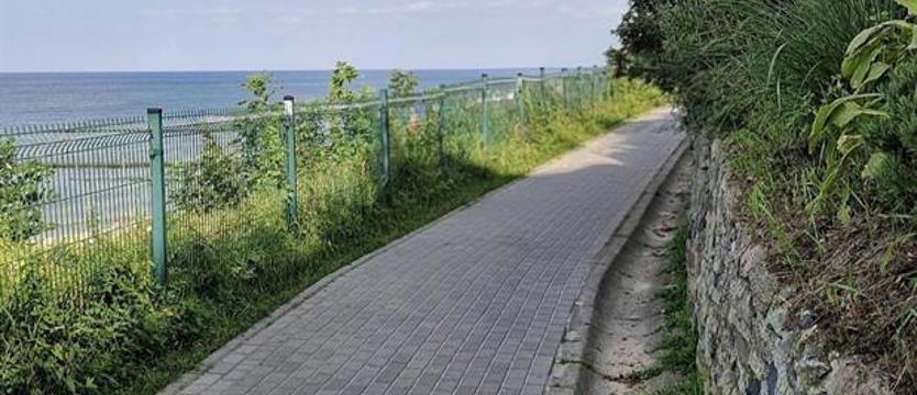 Krok w stronę promenady w Ustroniu Morskim
