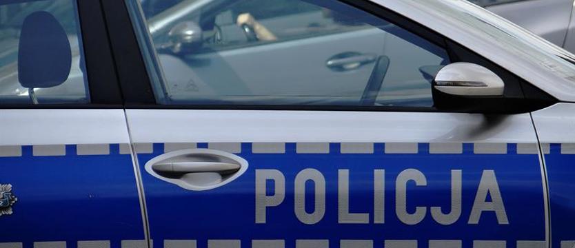 Samochód uderzył w drzewo. Dwie osoby nie żyją