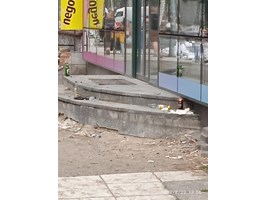 Śmietnik na placu przebudowy
