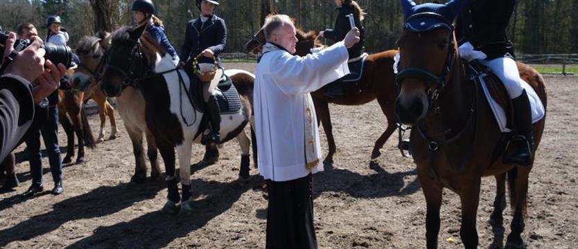 Wielka Sobota na Osowie. Święcili pokarmy pośród koni