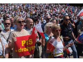 Tłumy na placu Solidarności w Szczecinie. Przeciwko „Lex Tusk”