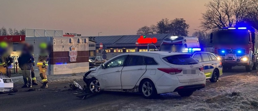 Czołowe zderzenie w Kobylance. Jedna osoba trafiła do szpitala