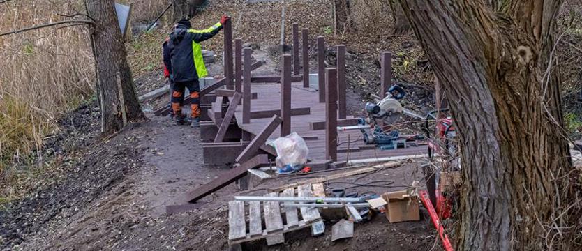 Nowa kładka przy ul. Nad Rudzianką. Naprawią zapadlisko na ścieżce