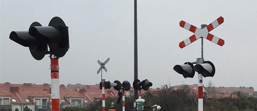 Kierowca auta w szpitalu po zderzeniu z pociągiem w pobliżu Cybowa