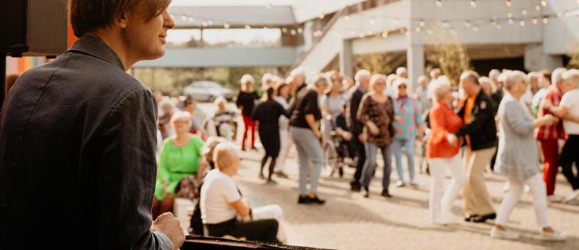 Potańcówka dla seniorów. Impreza sąsiedzka w Galerii Turzyn