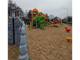 Nowy plac zabaw dla dzieci z SBO. Kolorowa kraina na wiosnę