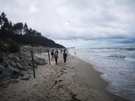 Morze zabrało plażę w Pogorzelicy