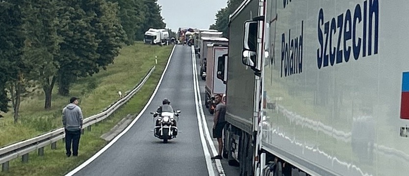 Śmiertelny wypadek na DK10 koło Krąpieli. Droga jest zablokowana