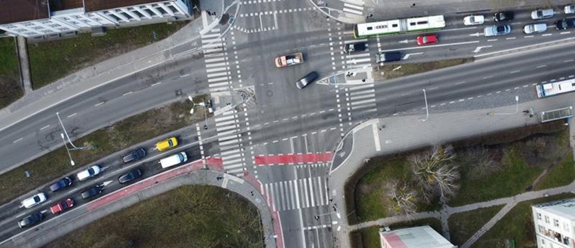Zmiana na światłach na skrzyżowaniu ulic: Sczanieckiej, Gontyny i Plater