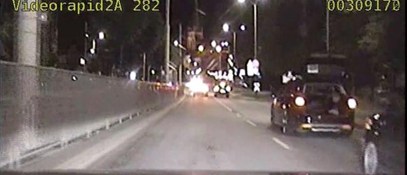 Jechał w bagażniku i nagrywał kierowców. Brawura kosztowała słono