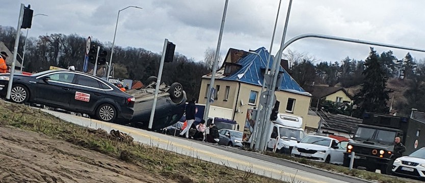 Dachowanie na ul. Granitowej. Korek i nieprzejezdny pas ruchu w kierunku ul. Krygiera