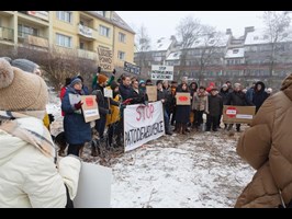 Demonstracja przeciw inwestycji deweloperskiej. Mieszkańcy mówią:  Stop! Jest odpowiedź wojewody
