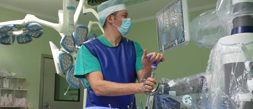 Zrobili to już ponad 100 razy. Kręgosłup operują z udziałem robota
