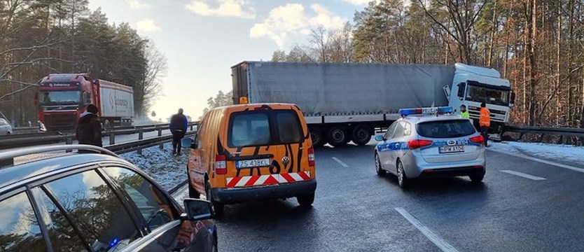 Ciężarówka zablokowała przejazd autostradą A6 w kierunku Kołbaskowa