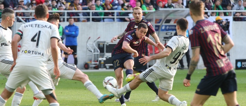 Piłka nożna. Pogoń pokonała Legię grając w dziesiątkę