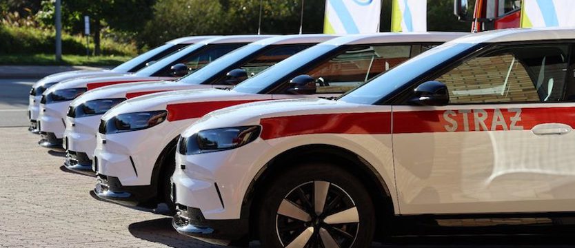 Pięć nowych samochodów elektrycznych dla zachodniopomorskich strażaków