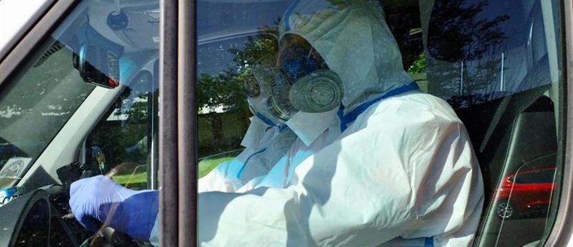 Pędzą na ratunek, lecz są wyśmiewani. Już nie brawa, a... środkowy palec