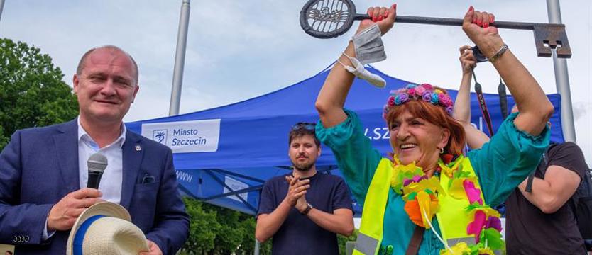 Miastem rządzą seniorzy! Prezydent przekazał "najstarszy klucz"