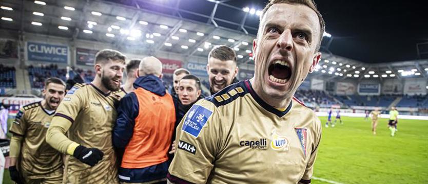 Piłka nożna. Transfery w Pogoni? Problem z Grosikiem i poszukiwania stoperów