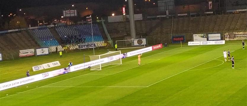 Piłka nożna. Porażka liderującej Kotwicy na inaugurację rundy rewanżowej