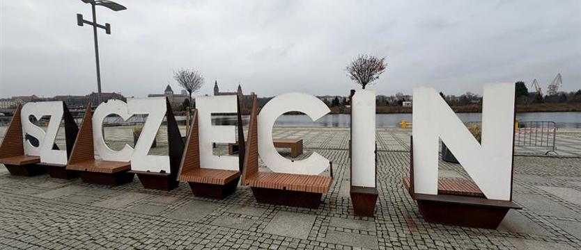 Niszczeje napis „Szczecin” na Łasztowni