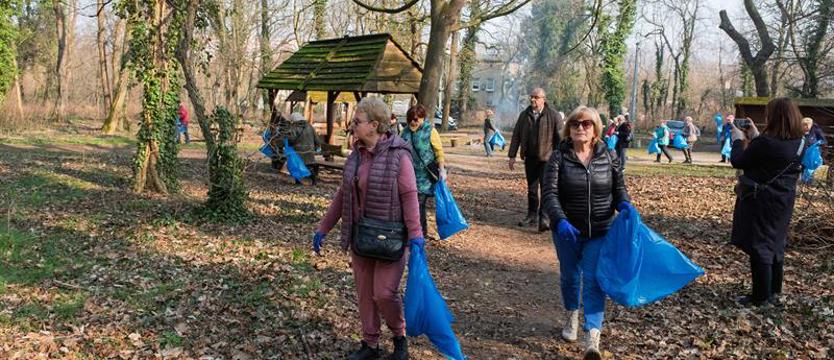 Tony śmieci w lasach. Od butelek po materiały budowlane