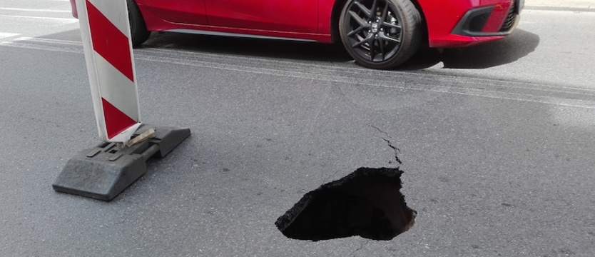 Utrudnienia w ruchu na ul. Piastowskiej w Świnoujściu. Zapadła się jezdnia