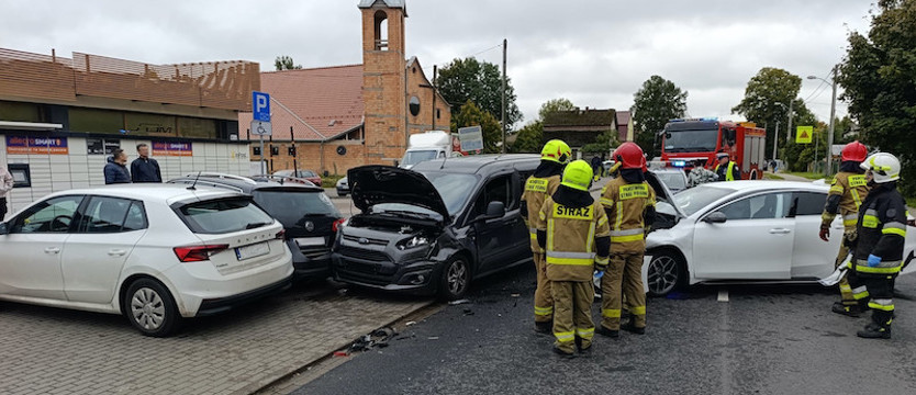 Zderzenie w Tanowie. Uszkodzone cztery samochody, dwie osoby w szpitalu