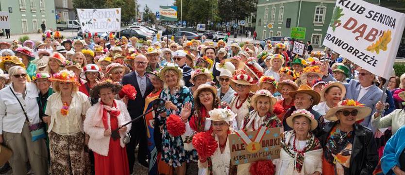 Kapelusze, zabawa i klucze do miasta. Kolorowy start senioralnego tygodnia