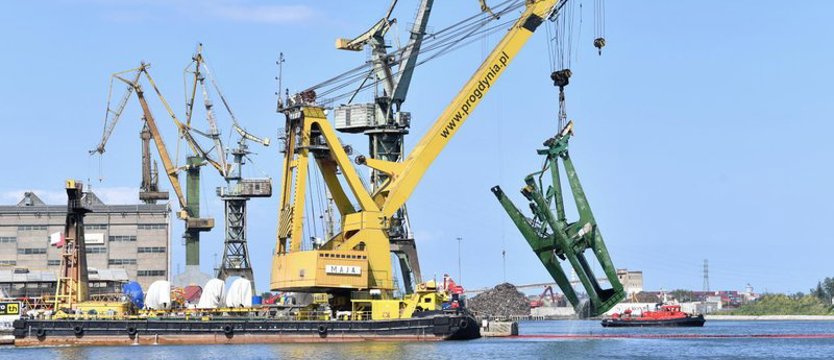 Wydobyli dźwig, który runął do kanału portowego