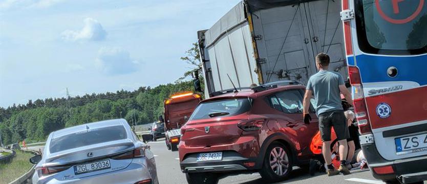 Dwie osoby ucierpiały w wypadku na A6. Wznowiono ruch jednym pasem