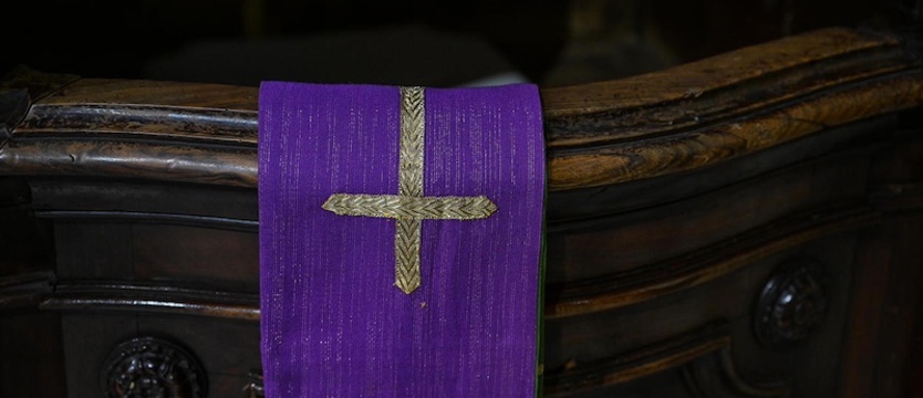 Ksiądz, w którego mieszkaniu zmarł mężczyzna, jest podejrzany o posiadane substancji psychotropowej