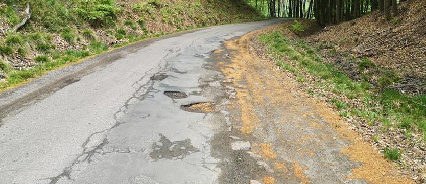 Droga do Binowa coraz węższa