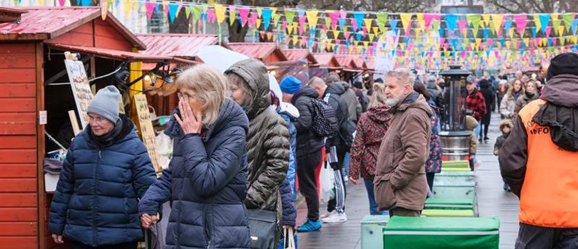 Trwa Jarmark Wielkanocny. Kaptur na głowę i na zakupy