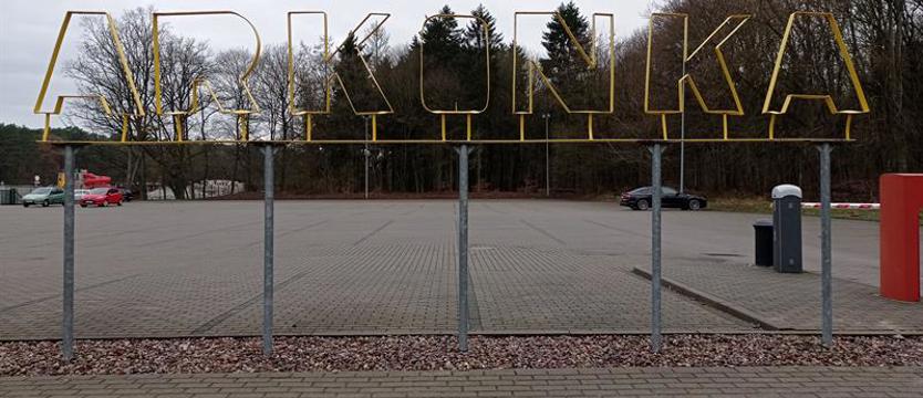 Na parkingu przy Arkonce instalują panele fotowoltaiczne