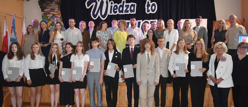 Warto było się uczyć! Najzdolniejsi absolwenci podstawówek nagrodzeni