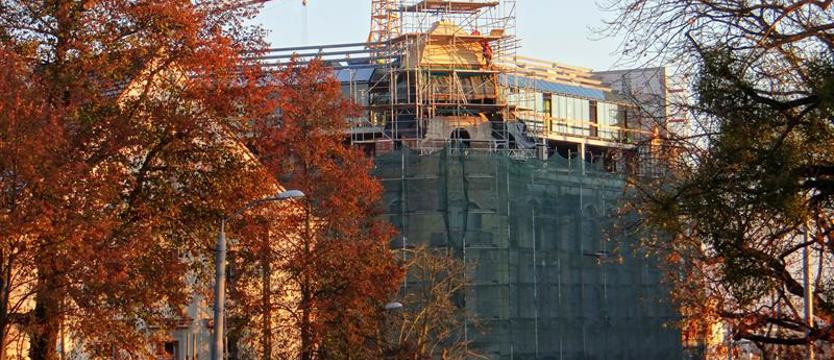 Szkło i panele na szczycie starej drukarni