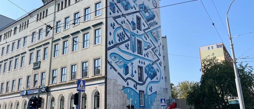 Odświeżają mural na budynku PZU