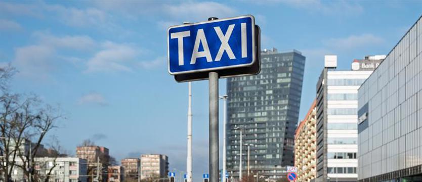 Gorąco wokół postojów taksówek. „Niektórzy traktują je jak darmowe miejsca parkingowe”