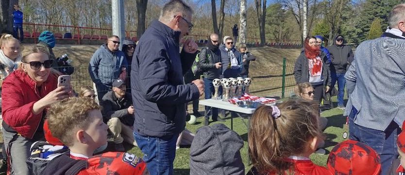 Piłka nożna. I Turniej dla dzieci i młodzieży w Nowogardzie z udziałem Marka Leśniaka