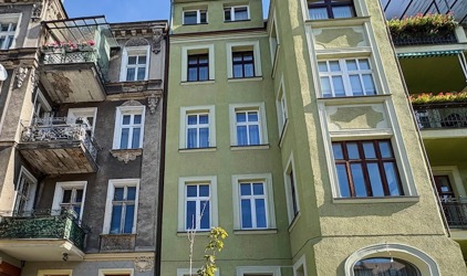 Przy jakiej ulicy znajdują się te kamienice?