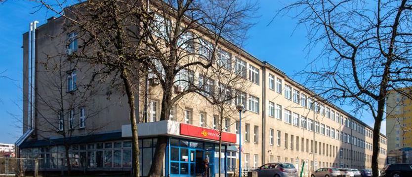 Orange wyprzedaje. Kiedyś tłumy, dziś pustka