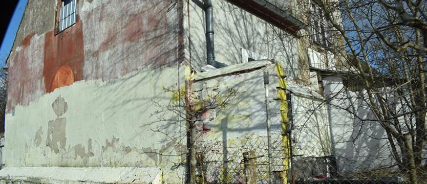 Starszy mężczyzna zagraża sobie i innym